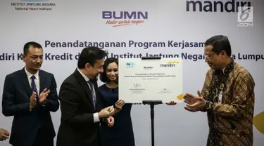 Chief Operating Officer Institut Jantung Negara (IJN) Kuala Lumpur Akmal Arief Mohamed Fauzi (kedua kiri) melakukan penandatanganan perjanjian kerjasama di Jakarta, Rabu (6/9). (Liputan6.com/Angga Yuniar)