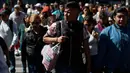 Seorang pria membawa barang-barangnya menggunakan tas belanja kain di Mexico City pada1 Januari 2020. Berdasarkan undang-undang baru yang berlaku, pasar swalayan akan didenda jika memberi kantong plastik kepada pelanggan mereka. (AP/Rebecca Blackwell)