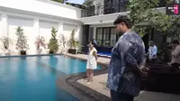 Penampakan Kolam Renang Ivan Gunawan yang Disebut Dibuat dengan Biaya Rp1 Miliar tapi Bocor.&nbsp; foto: Youtube&nbsp;Qiss You TV