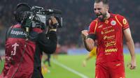 Selebrasi emosional bek Persija Jakarta, Jordi Amat usai mencetak gol lewat tendangan jarak jauh ke gawang Bhayangkara FC dalam laga tunda pekan ke-8 BRI Super League 2025/2026 di Stadion Utama Gelora Bung Karno, Jakarta, Senin (29/12/2025) malam. (Bola.com/M. Iqbal Ichsan).