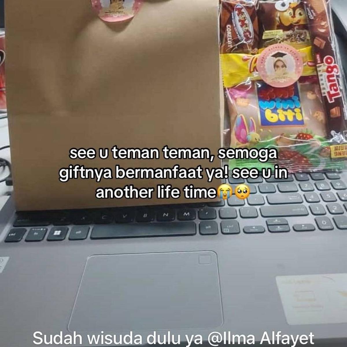 Wanita Ini Abadikan Momen Pamit dari Kantor dengan Cara Unik, Buat Bingkisan Rapi Lengkap dengan Stiker Wajahnya