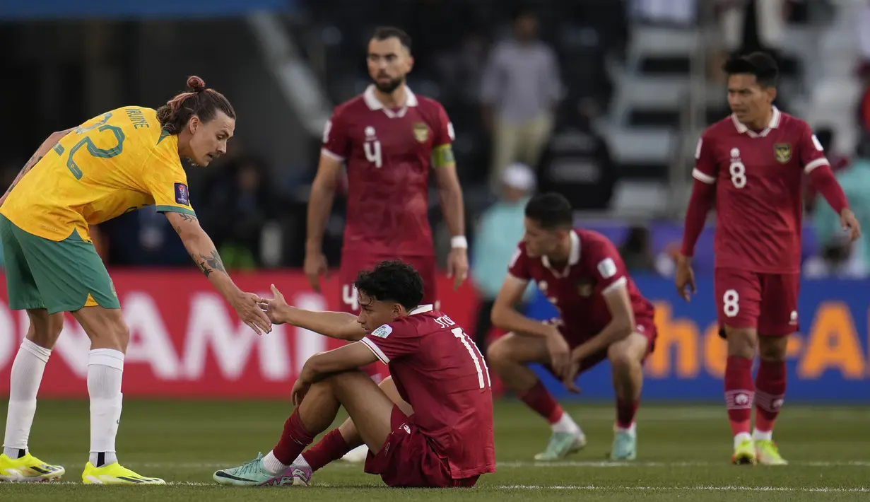 Reaksi kecewa sejumlah pemian Timnas Indonesia setelah kalah dari Australia pada laga 16 besar Piala Asia 2023 yang berlangsung di assim bin Hamad Stadium, Doha, Qatar, Minggu (28/01/2024). (AP Photo/Aijaz Rahi)