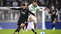 Pemain Sassuolo, Domenico Berardi (kanan) berebut bola dengan striker Juventus (Alvaro Morata) dalam lanjutan Liga Italia Serie A, Kamis (28/10/2021) dini hari WIB. (Fabio Ferrari /LaPresse via AP)