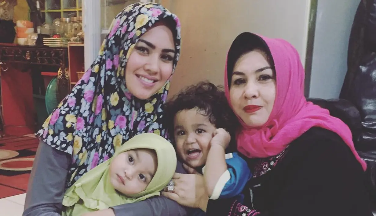 Sebelum mantap berhijab, Kartika Putri memang sudah beberapa kali mengunggah foto dengan hijabnya. Terutama saat ia melakukan perjalan Umrah beberapa waktu yang lalu. (Instagram/kartikaputriworld)