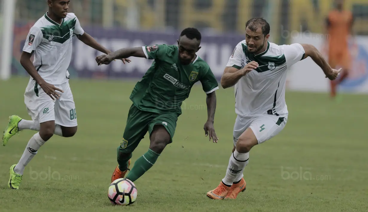 Striker Persebaya, Riky Kayame, berusaha melewati bek PSMS, Reinaldo Lobo, pada laga perempat final Piala Presiden di Stadion Manahan, Solo, Sabtu, (3/2/2018). PSMS menang adu penalti atas Persebaya dengan skor 4-3. (Bola.com/M Iqbal Ichsan)