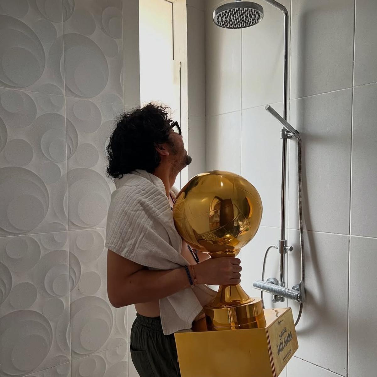Kocak Banget, Aksi Kunto Aji Bawa Piala Kemenangan 'BAHKAN VOLI 2' ke Kamar Mandi hingga Tidur Bareng Pakai Selimut