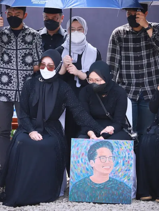 Atalia mengaku, menemukan surat tersebut saat sedang membereskan berkas-berkas Eril baru-baru ini. "Tanpa sengaja saya menemukan sebuah surat yang masih tertutup rapat.. masih tersegel.." ujar Atalia dalam videonya. [Instagram/ataliapr]