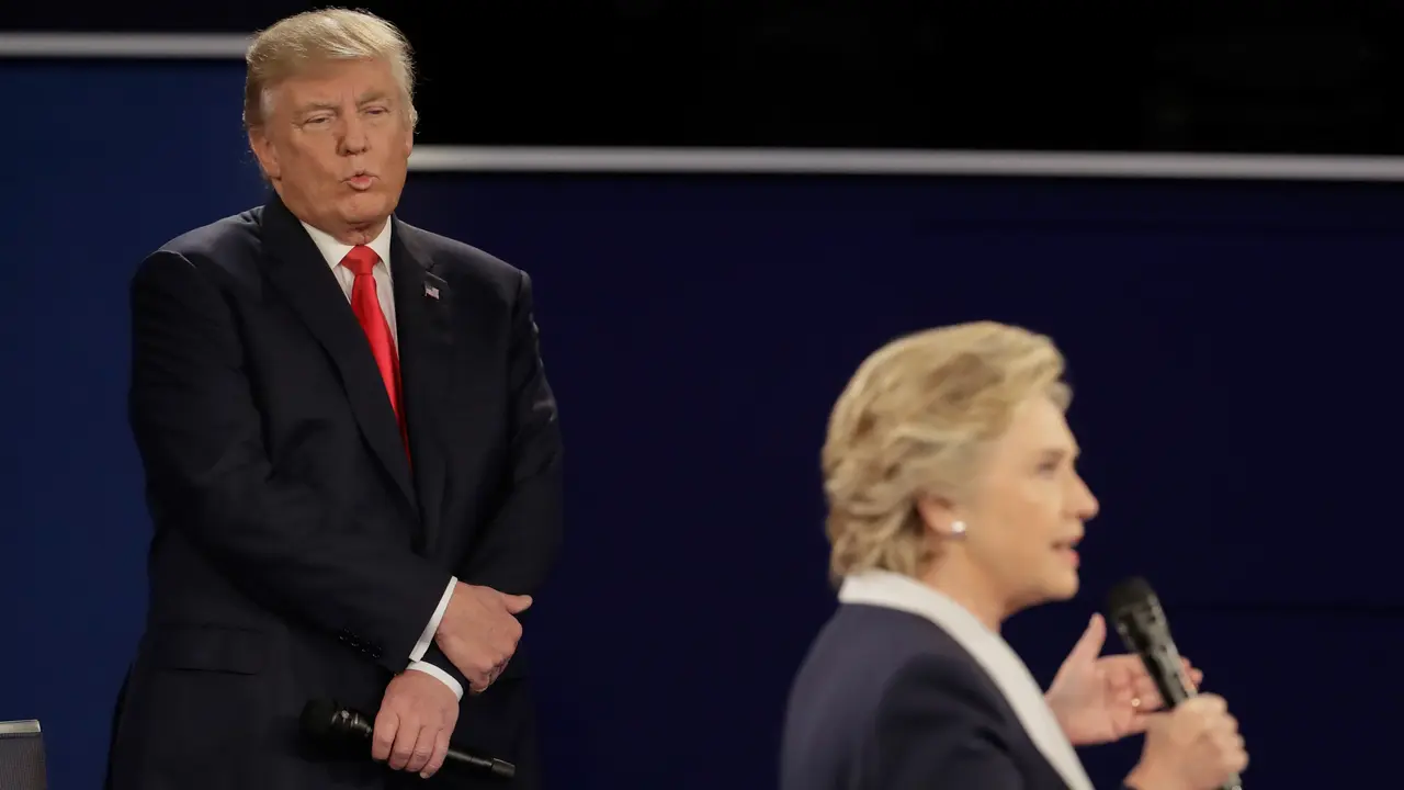 20161010-Donald-Trump-belakang-clinton-Reuters-Ap2
