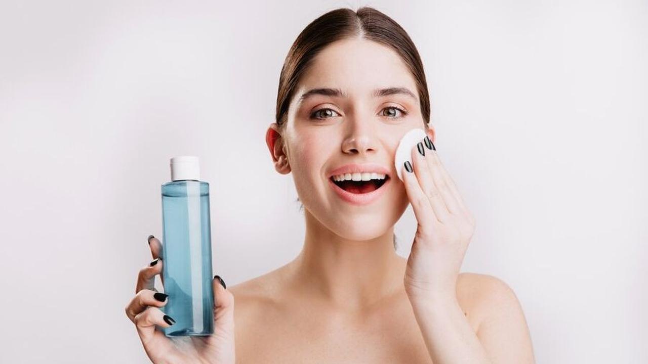 Exfoliating toner mengandung berbagai bahan acid, seperti salicylic acid untuk meredakan jerawat dan glycolic acid untuk menstimulasi produksi kolagen.&nbsp;