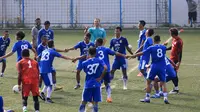 Persib Bandung latihan ringan di rumput sintetis lapangan Lodaya, Bandung, Senin (8/4/2019). (Bola.com/Erwin Snaz)