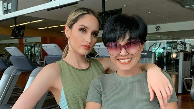 7 Pesona Ibu Cinta Laura, Selalu Tampil Stylish dan Awet Muda