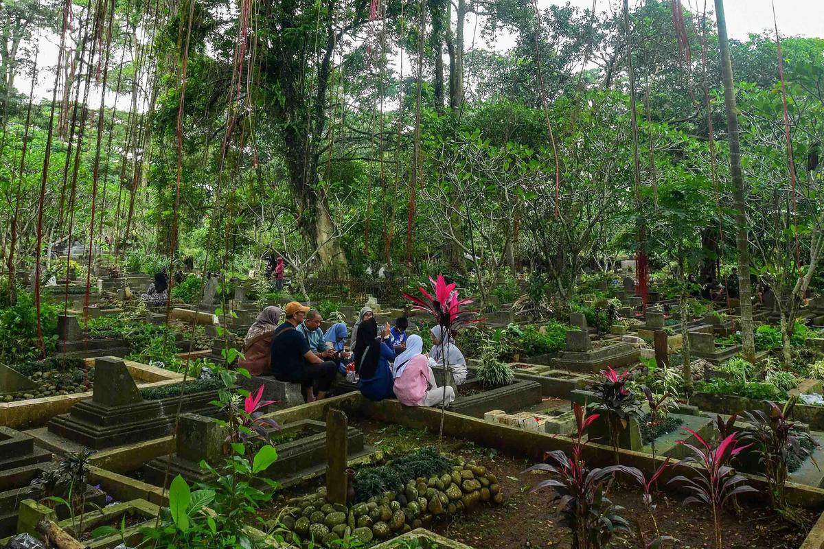 FOTO: Libur Imlek Dimanfaatkan Warga untuk Ziarah Jelang Ramadhan
