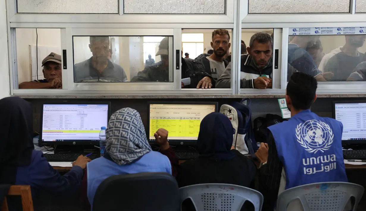 Warga Palestina mengantre untuk mendapatkan obat-obatan di Pusat Kesehatan Jepang-UNRWA di Khan Yunis, Jalur Gaza selatan pada 29 Oktober 2024. (BASHAR TALEB/AFP)