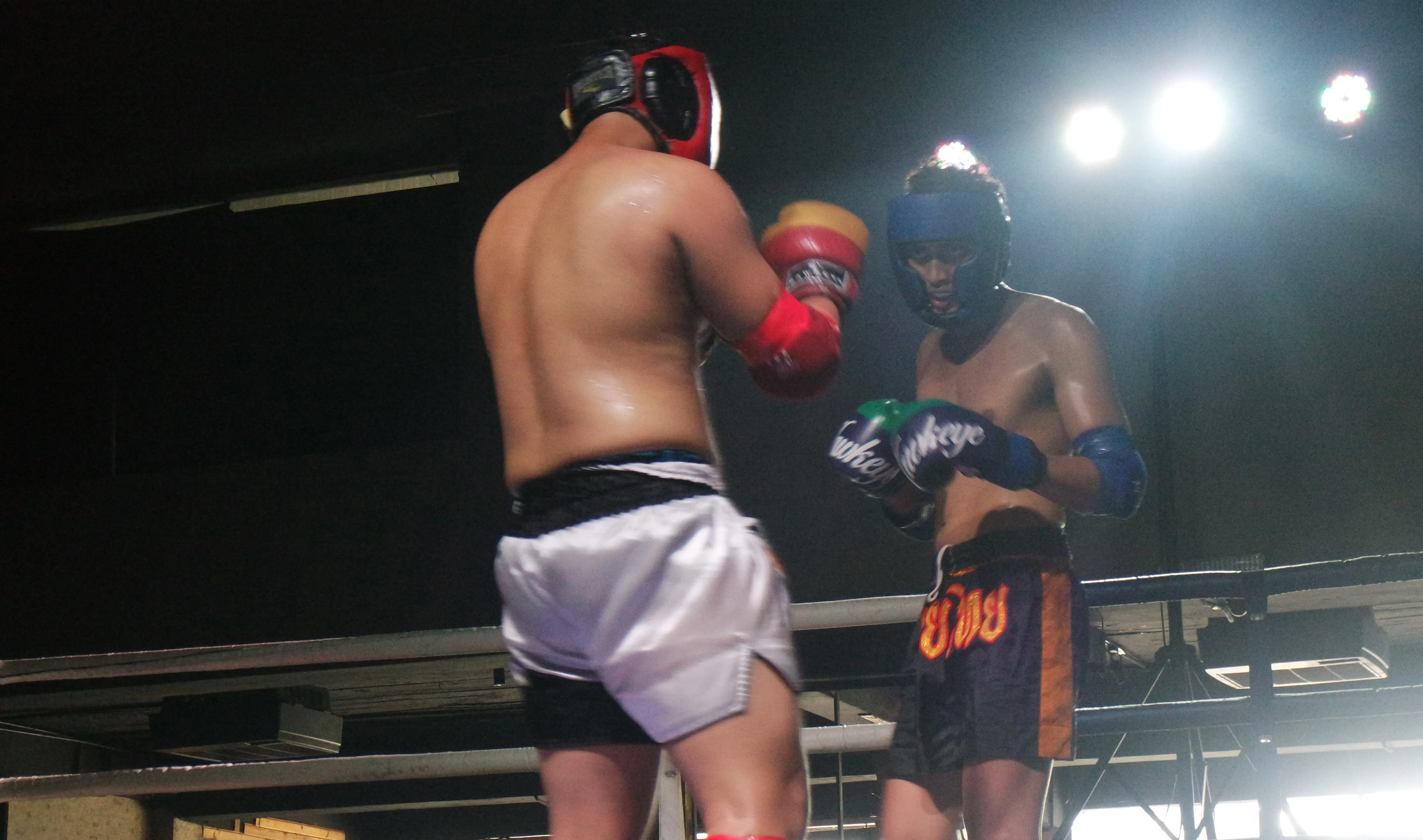Yudha Prawira Rendra menjadi salah satu petarung Muay Thai Fight Club Pekanbaru yang meraih gelar juara di ajang Kompetisi Muay Thai Road to Victory 7. (Bola.com/Zulfirdaus Harahap)
