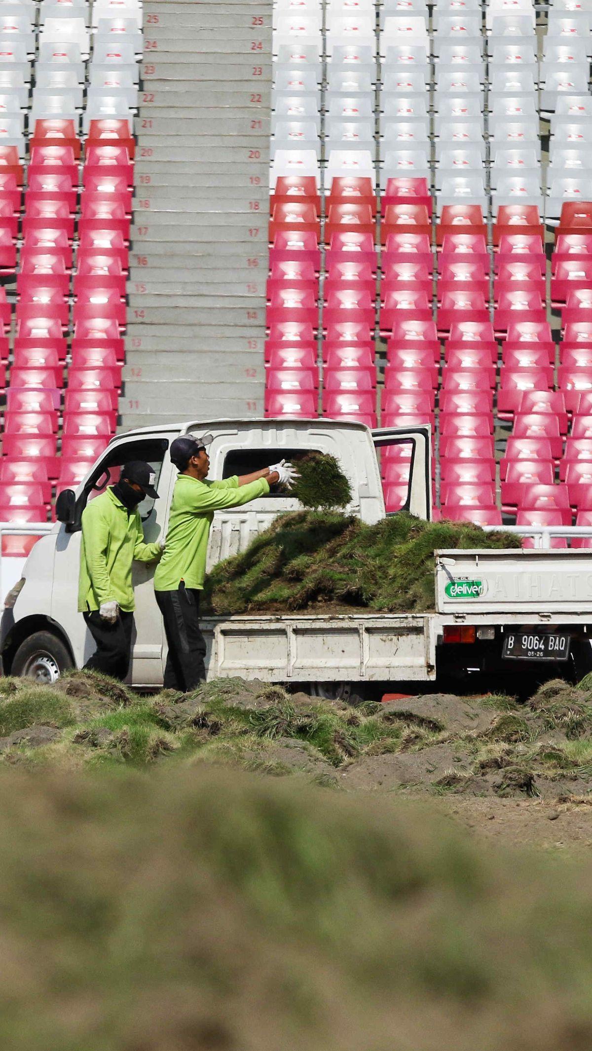 Revitalisasi rumput lapangan ini dilakukan sebagai bentuk pelayanan publik untuk masyarakat dan juga dalam rangka menyambut Piala Dunia 2026.&nbsp;Liputan6.com/Herman Zakharia