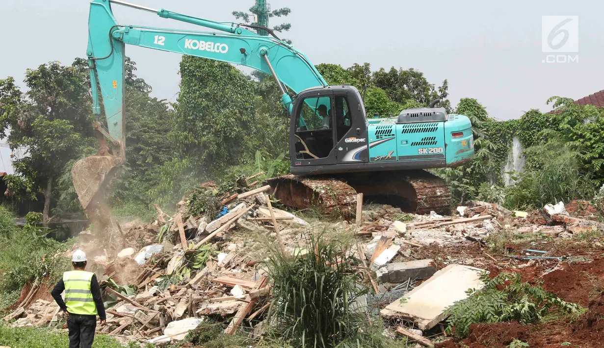 Alat berat meratakan tanah saat eksekusi lahan untuk proyek jalan Tol Cijago di kawasan Kukusan, Depok, Rabu (12/12). PN Depok kembali mengeksekusi 20 bidang lahan terkait proyek jalan tol Cijago Seksi II sepanjang 5,5 km. (Liputan6.com/Immanuel Antonius)