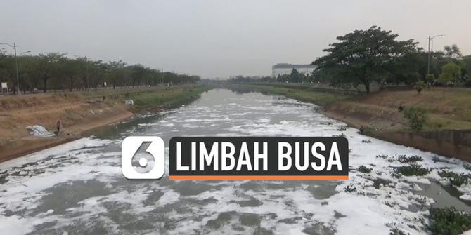 VIDEO: Busa Limbah Tutupi Permukaan Kali BKT