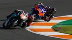 Pembalap Petronas Yamaha Fabio Quartararo mengungguli pembalap KTM Red Bull Iker Lecuona pada latihan bebas ketiga (FP3) MotoGP Valencia di Sirkuit Ricardo Tormo, Sabtu (16/11/2019). Quartaro tercepat dalam FP3 MotoGP Valencia. (PIERRE-PHILIPPE MARCOU/AFP)