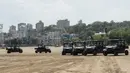 Personel polisi duduk di kendaraan segala medan (ATV) yang digunakan untuk berpatroli di pantai selama peluncurannya di Mumbai, India, Senin (7/6/2021). ATV tersebut akan digunakan untuk berpatroli di pantai-pantai di Mumbai. (Sujit Jaiswal / AFP)