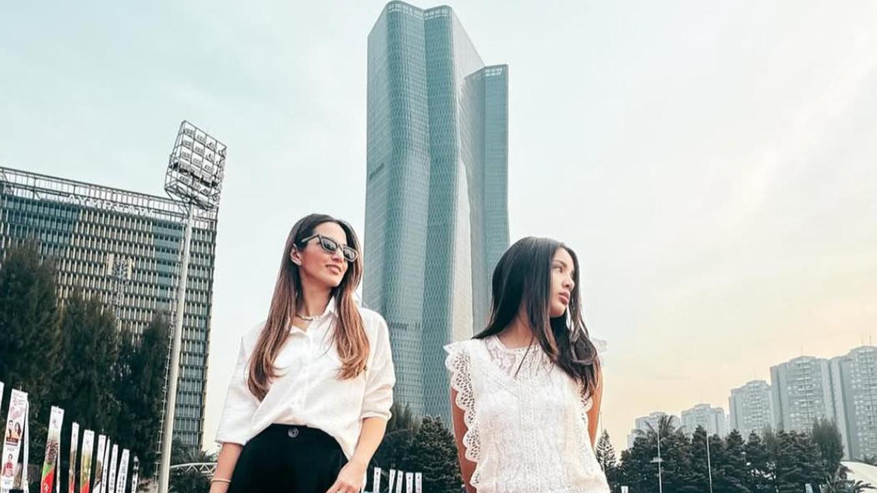 7 Potret Nia Ramadhani dan Mikhayla yang Selalu Kompak dengan Outfit Couple yang Cantik