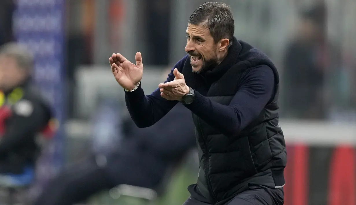 Pelatih kepala Sassuolo, Alessio Dionisi memberi instruksi kepada para pemainnya saat menghadapi AC Milan pada laga pekan ke-18 Serie A Liga Italia 2023/2024 di San Siro Stadium, Milan, Sabtu (30/12/2023) malam waktu setempat. (AP Photo/Antonio Calanni)