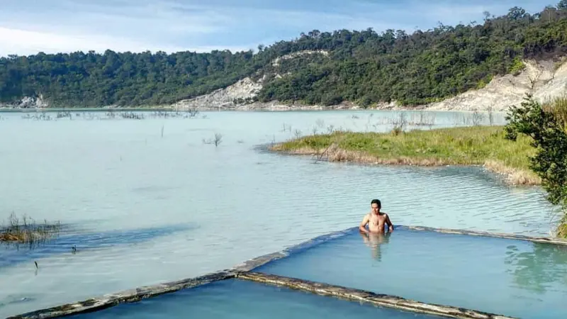 Gunung Talaga Bodas, terkenal dengan kawahnya yang seperti kolam air susu