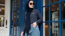 <p>Outfit Mega Iskanti dengan baggy jeans bisa jadi inspirasi outfit buat yang berhijab. (sumber : Instagram @megaiskanti)</p>