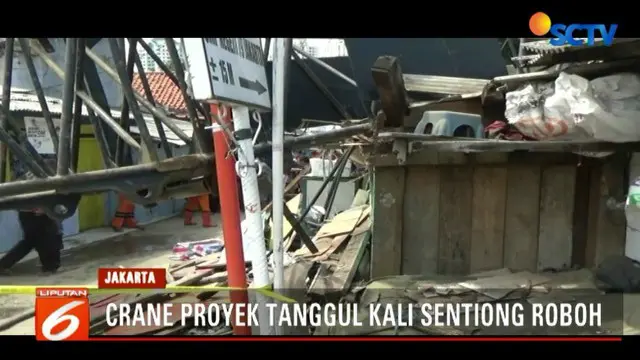 Menurut saksi, saat peristiwa tersebut berlangsung crane yang ada di tengah kali terlihat tengah digunakan untuk membangun tanggul.