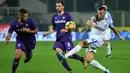 Pemain Inter Milan, Ivan Perisic (kanan) melepaskan tembakan melewati para pemain Fiorentina pada laga Serie A di Artemio Franchi Stadium, Florence, (5/1/2018). Inter bermain imbang 1-1 dengan Fiorentina. (AFP/Alberto Pizzoli)