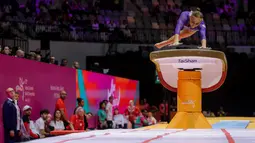 Pesenam asal Rusia, Angelina Melnikova melakukan lompatan pada nomor meja lompat pada final aparauts putri Kejuaraan Dunia Gimnastik 2025 di Indonesia Arena, Senayan, Jakarta, Jumat (24/10/2025). (Bola.com/Bagaskara Lazuardi)