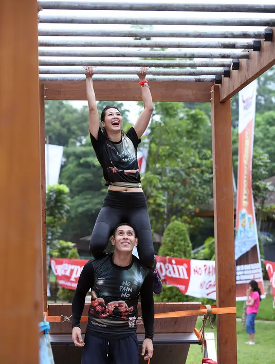 "Gue mau ngeliatin ke orang-orang kalau hubungan yang gue bina bisa jadi inspirasi buat semua orang, gue nunjukin pasangan nikah muda nggak masalah, apalagi kalau sama hobinya, nikah nggak semenakutkan itu," ujar Ganindra Bimo.(Bambang E. Ros/Bintang.com)