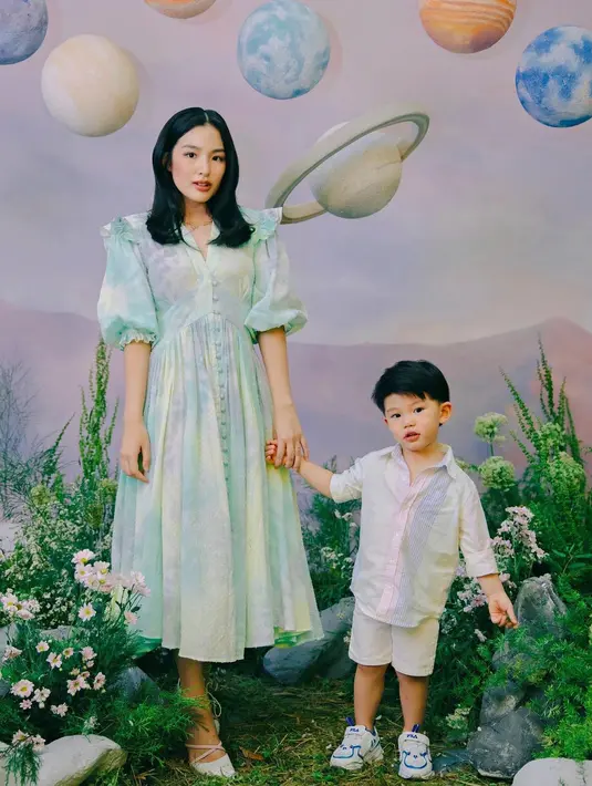 Kembali berpose dengan sang buah hati, Tiffany Soetanto tampil mengenakan midi dress dengan detail kancing di bagian tengah dan lengan balon. Dress tersebut memiliki motif abstrak dalam nuansa warna kehijauan. Foto: Instagram.