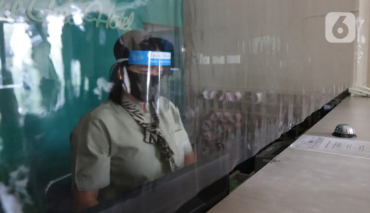Pekerja mengenakan face shielld berjaga di hotel The Green Hotel di Bekasi, Jawa Barat, Kamis (24/9/2020). Dengan menyediakan total 90 kamar di dua lantai hotel ini diharapkan dapat membantu pemerintah dalam mengantisipasi lonjakan pasien Covid-19. (Liputan6.com/Herman Zakharia)