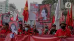 Massa buruh yang tergabung dalam Gerakan Buruh Bersama Rakyat (GEBRAK) menggelar demo di kawasan di Patung Kuda, Jakarta Pusat, Kamis (20/10/2022). Massa aksi juga tampak membawa sejumlah atribut, mulai spanduk hingga poster. (Liputan6.com/Faizal Fanani)