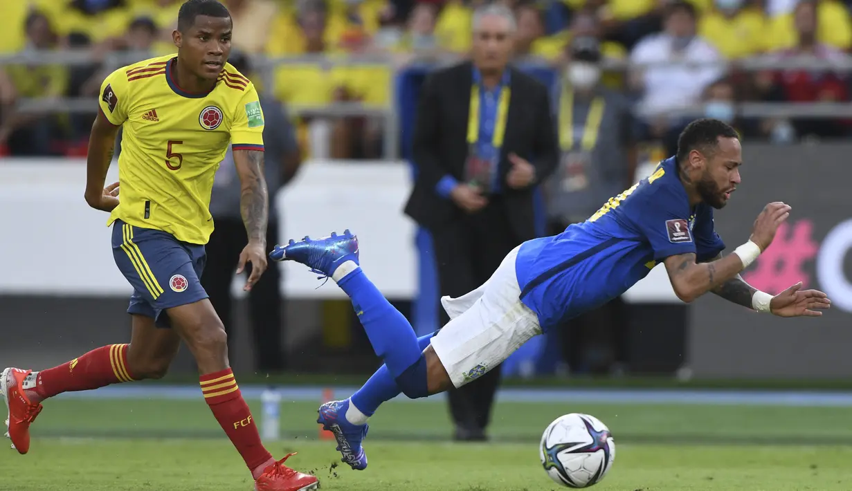 Gelandang Kolombia Wilmar Barrios (kiri) berebut bola dengan penyerang Brasil Neymar pada Kualifikasi Piala Dunia 2022 zona Amerika Selatan di Stadion Roberto Melendez, Senin (11/10/2021) dinihari WIB. Brasil ditahan imbang Kolombia 0-0. (JUAN BARRETO / AFP)