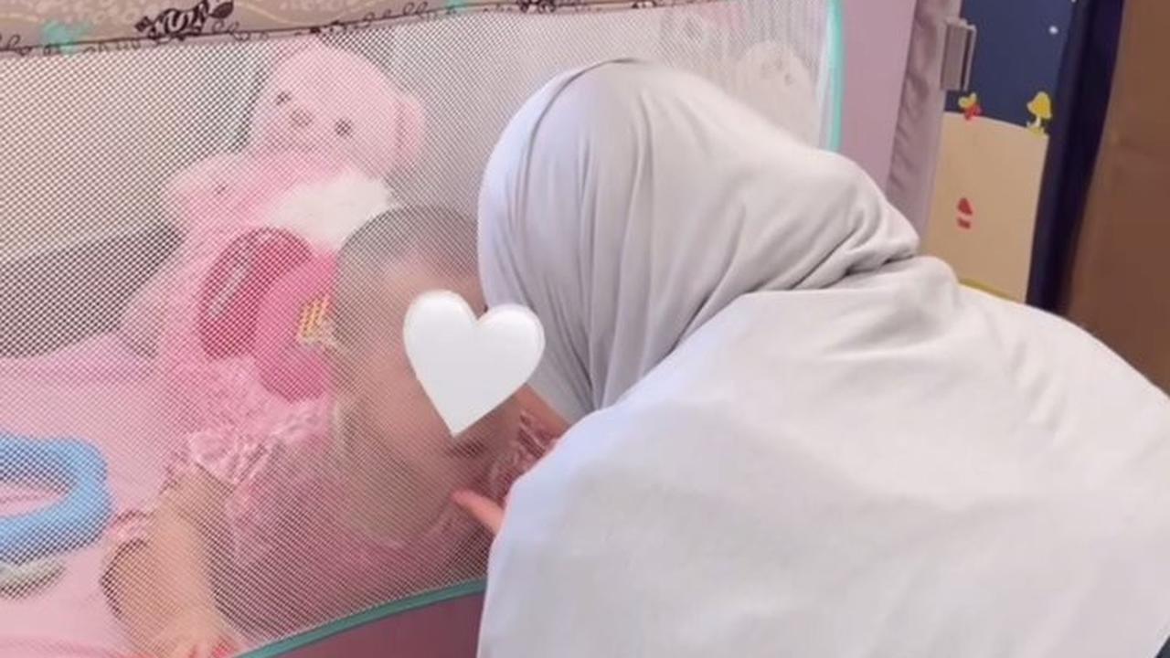 6 Potret Dimas Seto dan Dhini Aminarti Gendong Balita saat Kunjungi PSAB Bandung, Auranya Mengayomi Banget