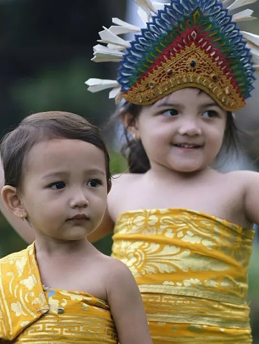 Bukan hanya bersama Arsya, dari foto yang diunggah di akun Instagram tampak Arsy melenggokan tubuh mungilnya yang berisi bersama temannya yang berna Maryam. Gemas banget ya? (Instagram/arsy.arsya)