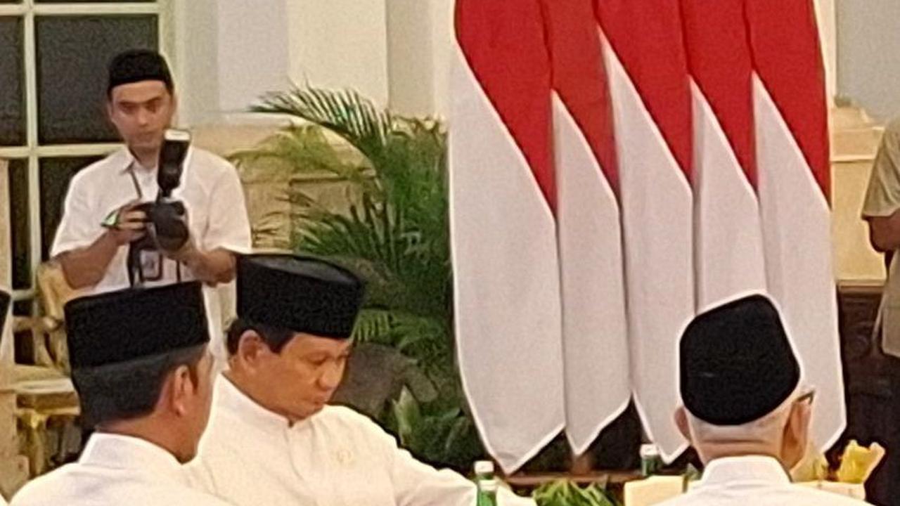 Saat ditanya apa saja yang dibicarakan antara Presiden Jokowi dan Prabowo yang duduk satu meja, Budi Arie mengatakan hanya berbincang ringan.