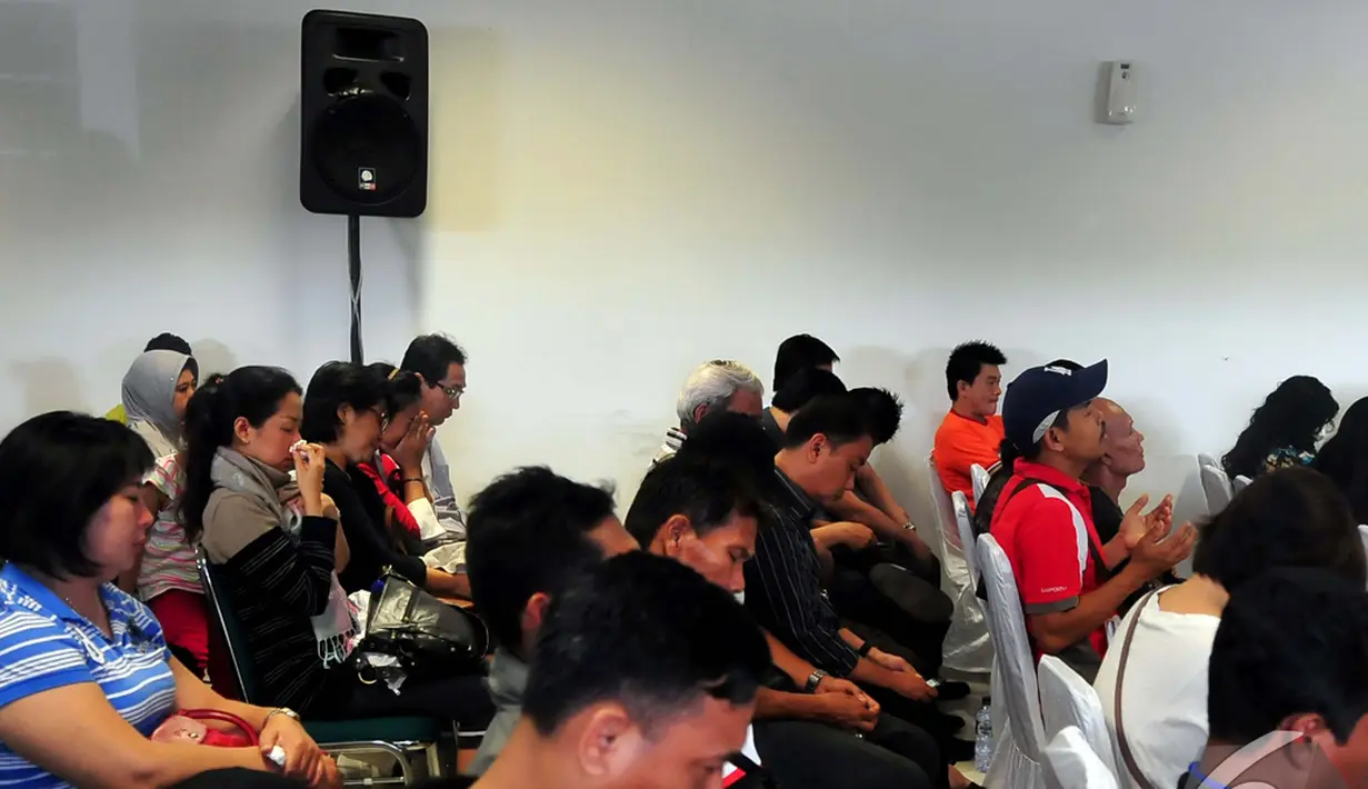 Kesedihan menyelimuti sejumlah keluarga penumpang AirAsia QZ8501 saat melakukan doa bersama di Bandara Juanda, Surabaya, Senin (29/12/2014).(Liputan6.com/Johan Tallo)