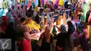 Pengunjung membeli pakaian di Pasar Tanah Abang, Jakarta, Selasa (10/5). Peningkatan ekonomi dipicu oleh konsumsi saat Lebaran dan pembangunan infrastruktur. (Liputan6.com/Angga Yuniar)