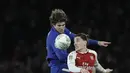Duel pemain Chelsea, Marcos Alonso (kiri) dan pemain Arsenal, Hector Bellerin pada laga semifinal Piala Liga Inggirs di Emirates stadium, London, (24/1/2018). Arsenal menang 2-1. (AP/Matt Dunham)