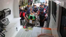 Sejumlah tenaga medis membawa atlet Asian Games 2018 ke dalam mobil ambulan selama simulasi penanganan cedera di Kantor Kemenkes, Jakarta, Rabu (4/4). Simulasi ini melibatkan sejumlah dokter, perawat, dan fisioterapis.  (Liputan6.com/Arya Manggala)
