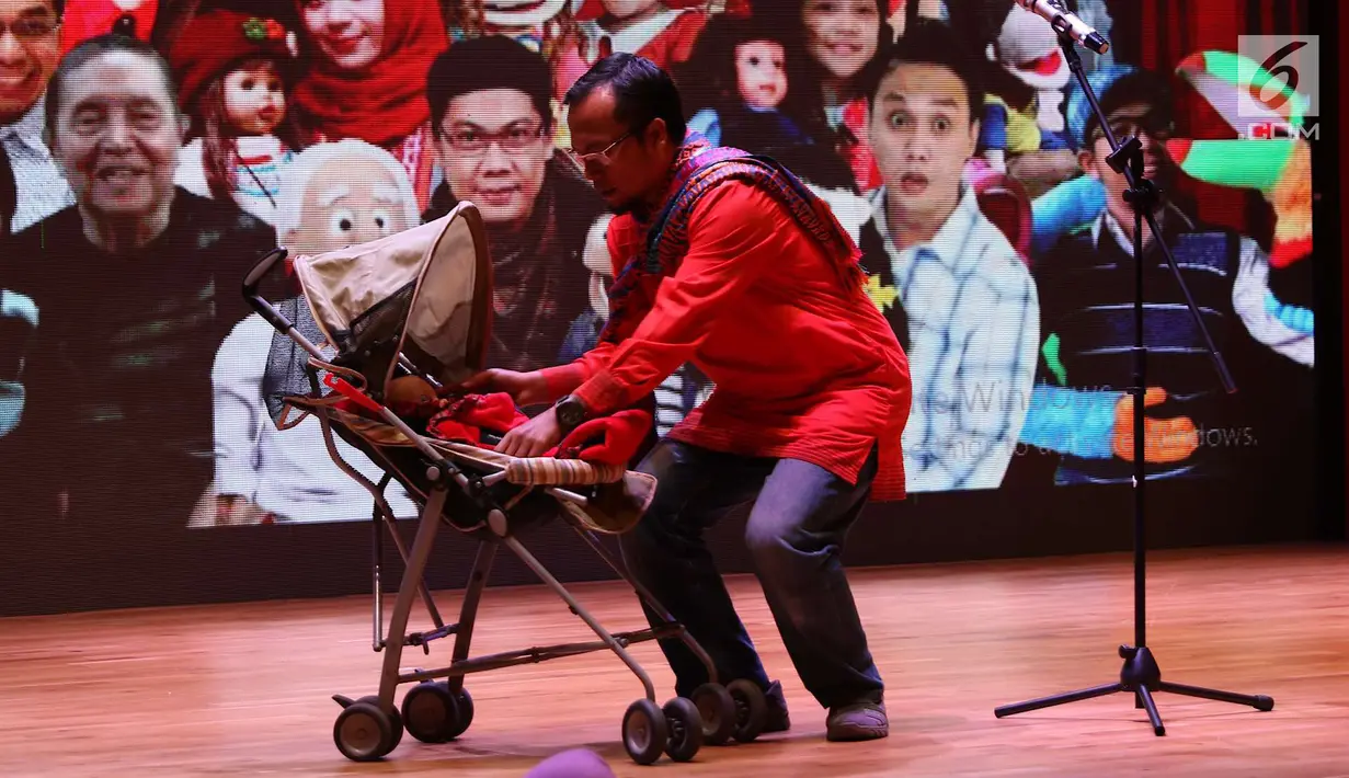 Aksi seniman ventriloquist atau seni berbicara tanpa menggerakkan bibir dalam pertunjukan Ventriloquist Indonesia di Perpustakaan Nasional, Jakarta, Rabu (4/7). (Liputan6.com/Immanuel Antonius)