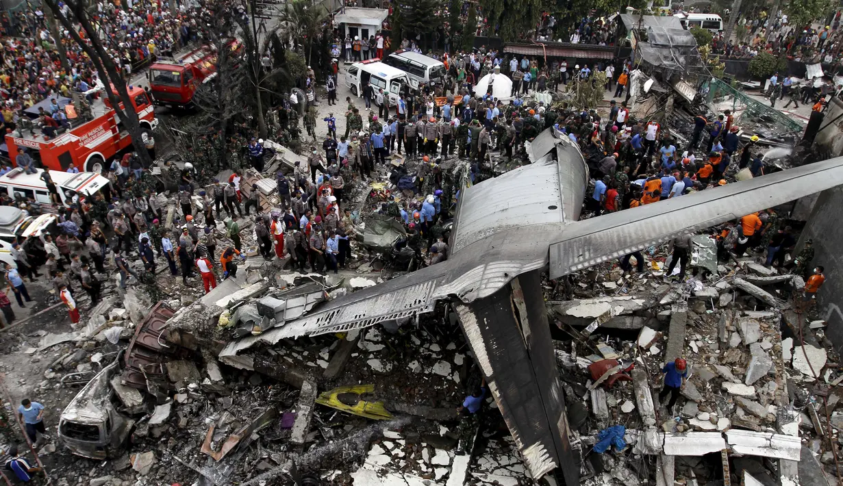 Pesawat Hercules C-130 dengan nomor A-1310 jatuh di Medan, Selasa (30/6/2015). Burung besi buatan Lockheed Martin itu jatuh menimpa pemukiman warga dan memicu kebakaran. (Reuters/Roni Bintang)
