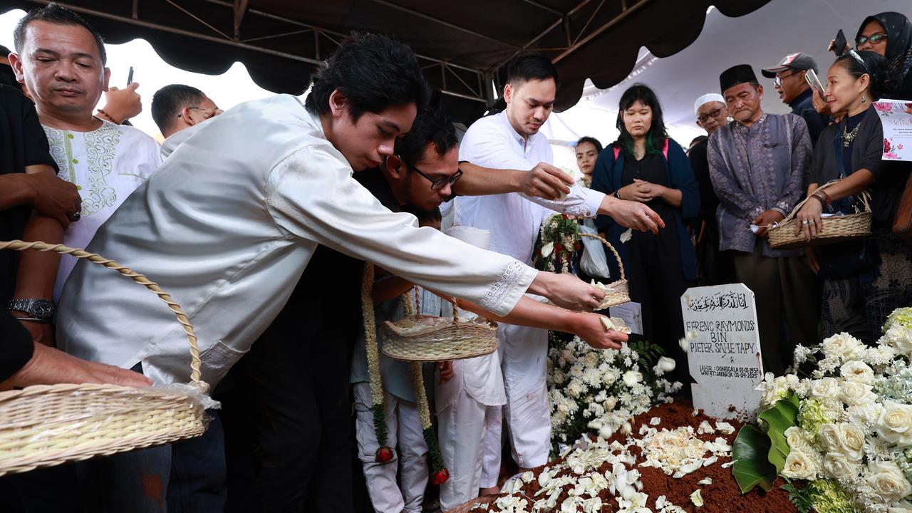 FOTO: Suasana Pemakaman Aktor Senior Ray Sahetapy Diiringi Isak Tangis Keluarga