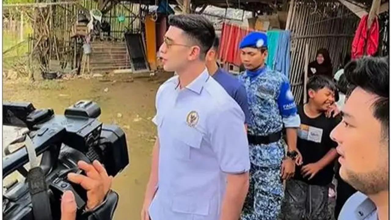 6 Potret Verrell Bramasta Ngabuburit Tinjau Banjir Bekasi, Bantu Warga Terdampak