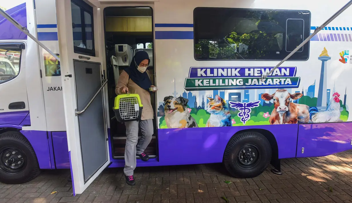 Warga usai melakukan pemeriksaan hewan peliharan pada mobil Klinik Hewan Keliling di halaman Kantor Kelurahan Srengseng sawah, Jakarta Selatan, Rabu, 15/ Juli 2026. (KLY/ Arie Basuki)