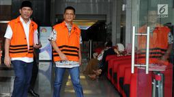 Dua tersangka, Bupati Hulu Sungai Tengah Abdul Latif (kiri) serta Direktur PT Indo Jaya dan PT Sarana Bangun Nusantara Hasmun Hamzah (kanan) berjalan keluar usai menjalani pemeriksaan di gedung KPK, Jakarta (23/3). (Merdeka.com/Dwi Narwoko)