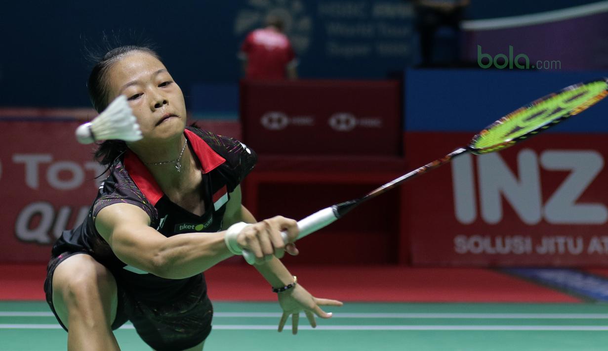 Fitriani berusaha menjangkau kok saat melawan pebulutangkis Thailand, Ratchanok Intanon  pada ajang Indonesia Open 2018 di Istyora Senayan, Jakarta, (3/6/2018). Intanon menang 21-8, 21-16. (Bola.com/Nick Hanoatubun)