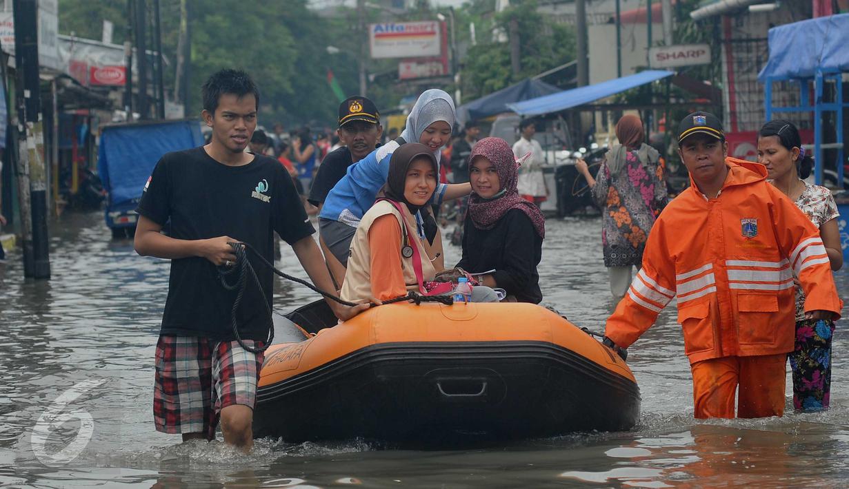Warga menggunakan perahu karet melintasi kawasan banjir yang melanda pemukiman warga di Jalan Raya Rawa Buaya, Jakarta, Minggu (28/2/2016). Banjir di Rawa Buaya mencapai 1 meter (Liputan6.com/Gempur M Surya)